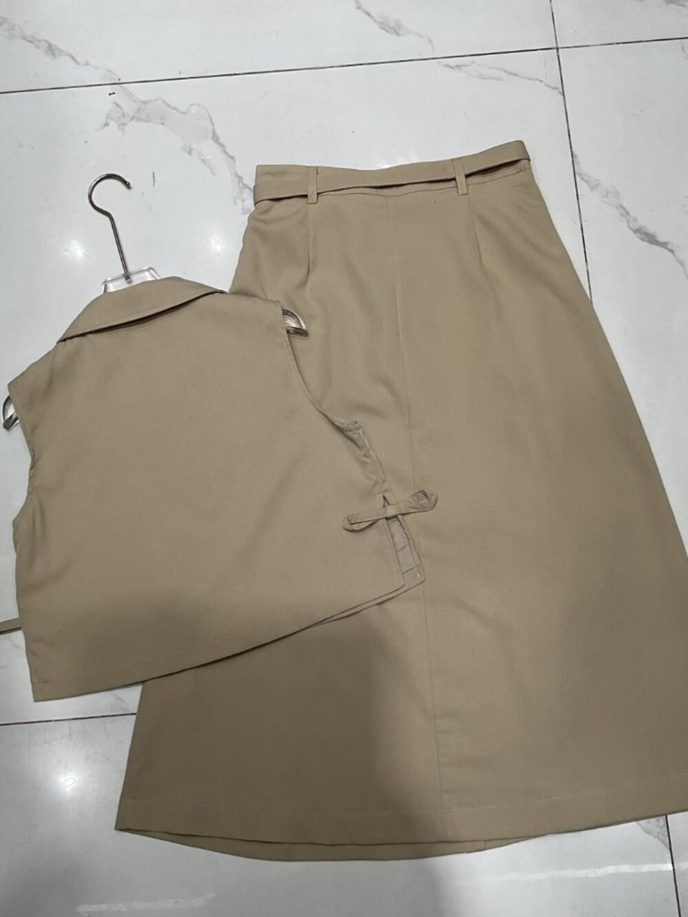 Miu Miu side-splitting bow-neckline sleeveless shirt and long pants set - Picture 2 of 6